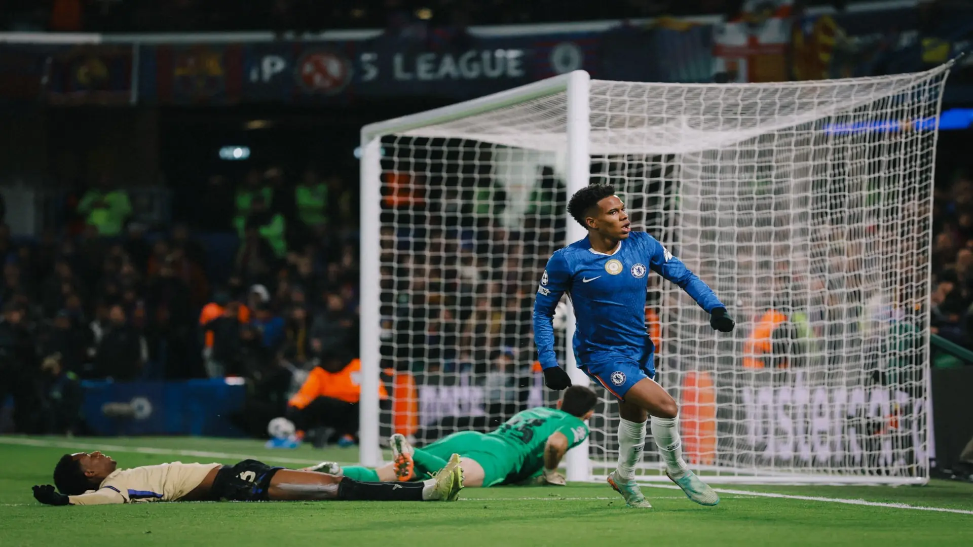 Estevao đi vào lịch sử trong ngày Chelsea đại thắng Barcelona